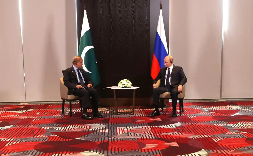 SCO Funny Moment : क्या पुतिन ने शहबाज़ शरीफ़ के हेडफोन की गड़बड़ पर हंसी उड़ाई? SCO का वायरल पल उजागर!