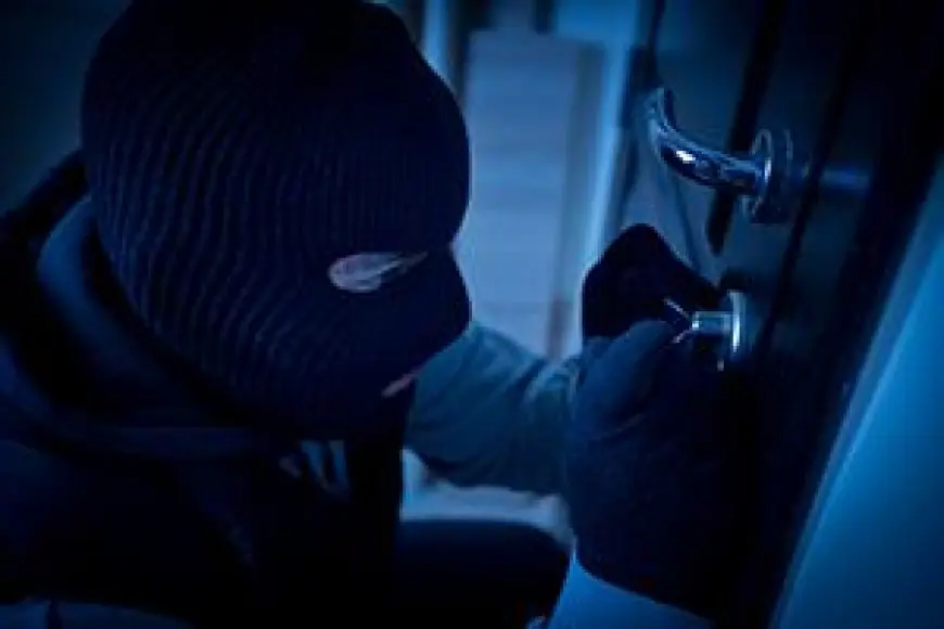 Giridih Theft: एक ही रात में 4 घरों में चोरी, 7 लाख की संपत्ति साफ! क्या पुलिस पकड़ पाएगी चोरों को?