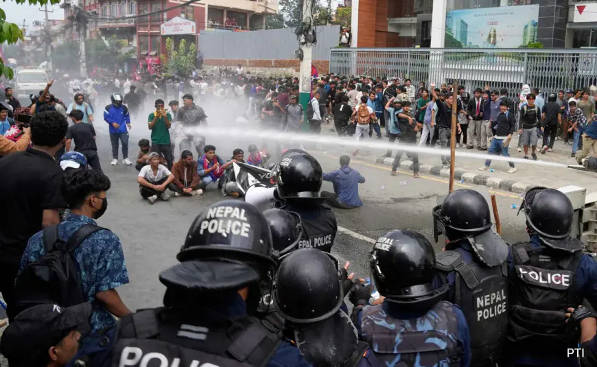 Nepal Curfew Chaos : काठमांडू में सोशल मीडिया बैन के खिलाफ भड़की हिंसा, क्या अब अभिव्यक्ति की आजादी खतरे में?