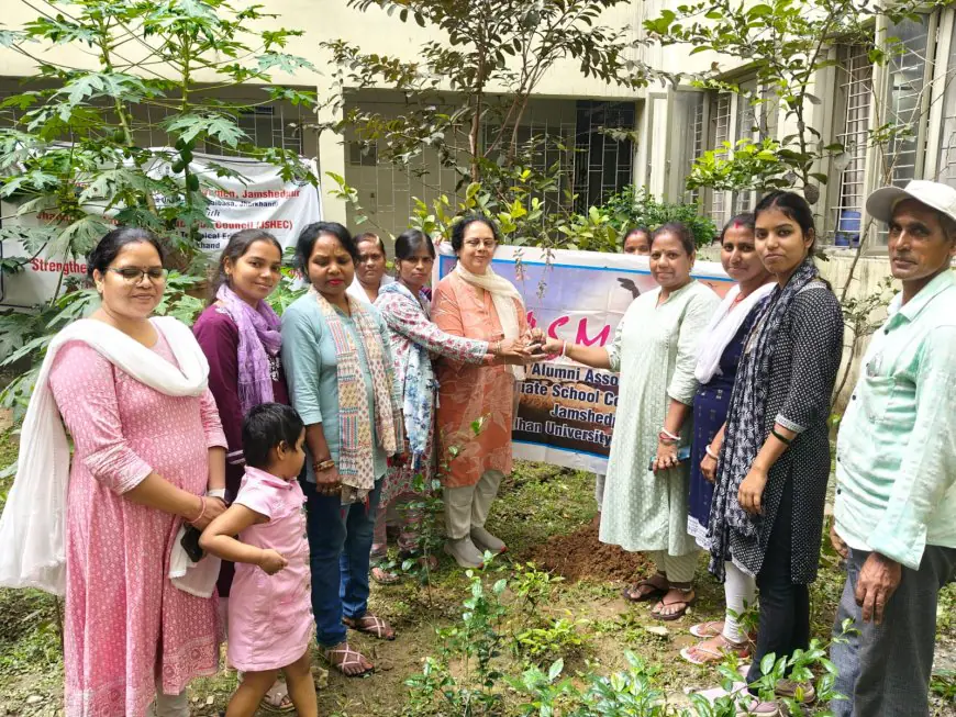 Graduate College Initiative : ग्रेजुएट कॉलेज में लगाए गए औषधीय पौधे – लेमन ग्रास और तुलसी से मिलेगा स्वास्थ्य लाभ!