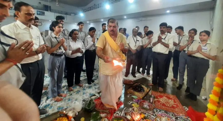 NTTF Vishwakarma Puja : एनटीटीएफ आर डी टाटा तकनीकी संस्थान गोलमुरी में विश्वकर्मा पूजा का भव्य आयोजन। भगवान विश्वकर्मा की पूजा में शिक्षक, प्राचार्य और स्टाफ ने हिस्सा लिया। वैदिक मंत्रों के बीच प्रसाद वितरण – जानें पूरी डिटेल्स!