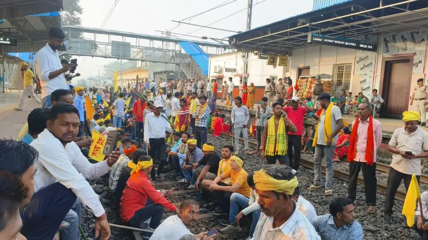 Dhanbad Protest: कुड़मी समाज के आंदोलन से रेलवे का चक्का जाम, वंदे भारत और राजधानी एक्सप्रेस रद्द