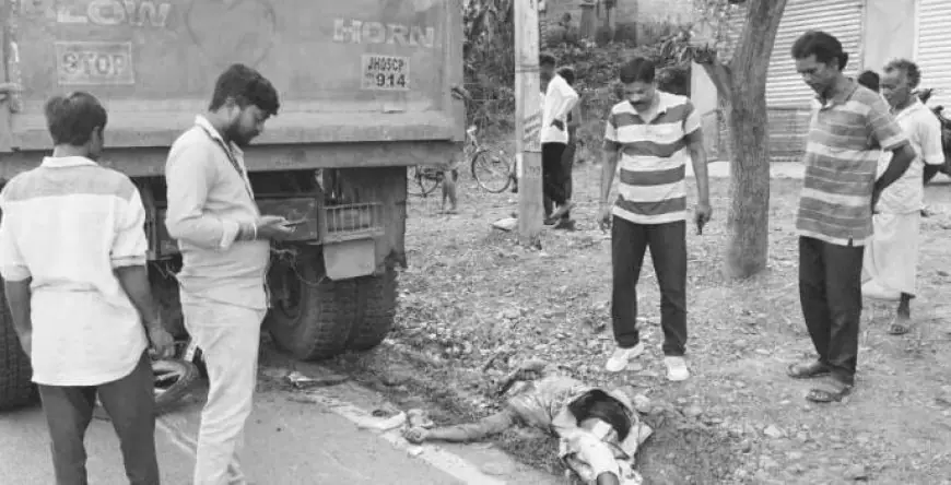 Patamda Accident : हाइवा की चपेट में मजदूर की मौत, सड़क जाम से मचा हंगामा
