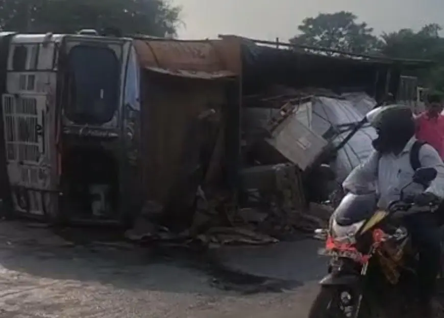 Saraikela Accidents : एक ही दिन में तीन सड़क हादसों से दहला खरसावां, भिक्षुक महिला की मौत, ट्रक पलटने से मची अफरा-तफरी