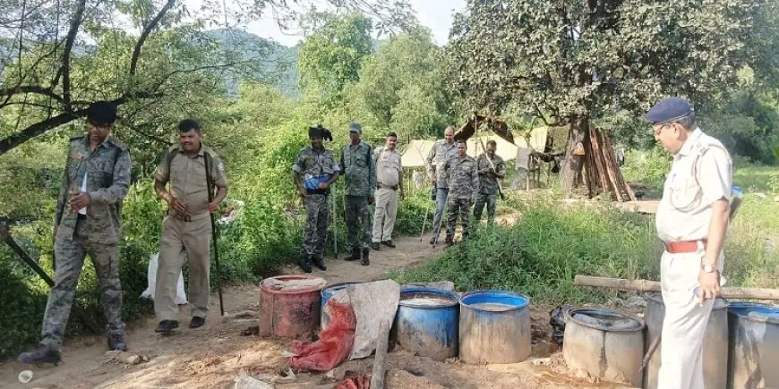 Jamshedpur Liquor Raid: पहाड़ों में चल रही अवैध शराब भट्ठियाँ ध्वस्त, बरामद हुआ 18 हजार किलो महुआ