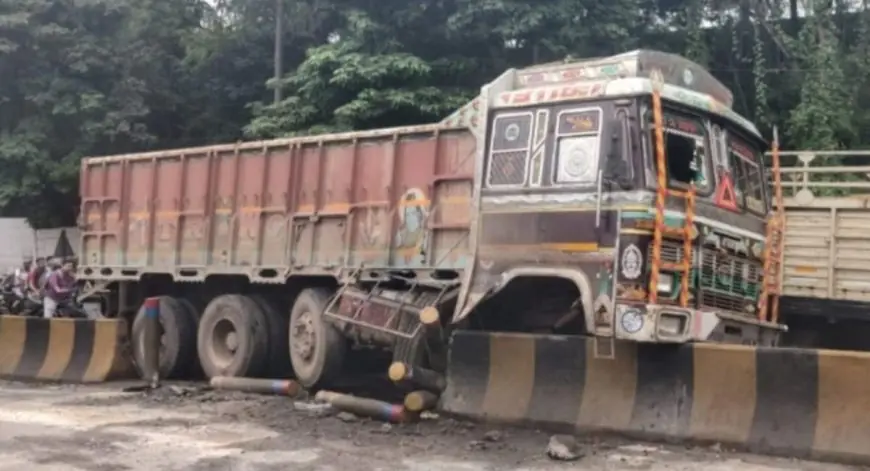 Jamshedpur Accident: टाटा स्टील गेट पर बाल-बाल बचे लोग, ओवरटेक ने बनाया खतरा!