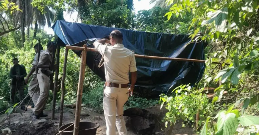 Ghatsila Raid: दुर्गा पूजा से पहले अवैध शराब पर प्रशासन की बड़ी कार्रवाई