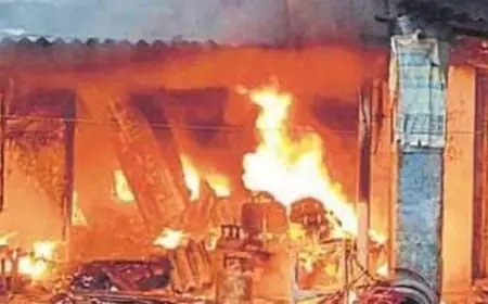 Dhanbad Disaster: पांडेडीह बाजार में 8 सिलेंडरों का ताबड़तोड़ विस्फोट! गैस रिफिलिंग के दौरान भीषण आग, लाखों का माल खाक, दुकानदार की मौत