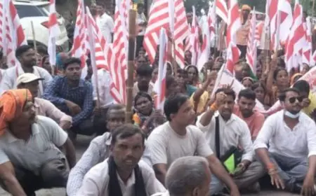 Palamu Siege: जंगल बचाओ को लेकर उग्र प्रदर्शन! सतबरवा अंचल कार्यालय का मुख्य गेट जाम, पारंपरिक हथियारों के साथ ग्रामीण घुसे अंचलाधिकारी के कक्ष तक, पत्थर माइंस पर जारी संग्राम