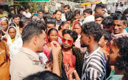 Jamshedpur Fury: पारडीह में मजदूरों का बड़ा हंगामा! ट्रैफिक पुलिस से मारपीट के बाद सड़क जाम, चांडिल से आए श्रमिकों ने हाजिरी न मिलने तक न हटने की दी चेतावनी