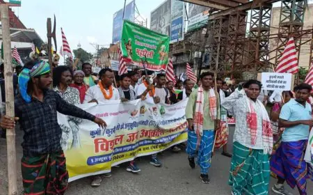 Jamshedpur Battle: कुड़मी मांग के खिलाफ आदिवासी समाज का विशाल प्रदर्शन, डीसी ऑफिस का घेराव, पारंपरिक हथियारों से संसद को सीधा संदेश