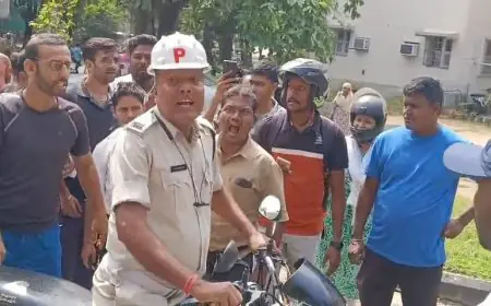 Jamshedpur Controversy : टेल्को के पास स्कूटी सवार महिला को सिपाही ने दौड़कर धक्का दिया, बच्ची समेत सड़क पर गिरी घायल, पुलिसकर्मी मौके से फरार