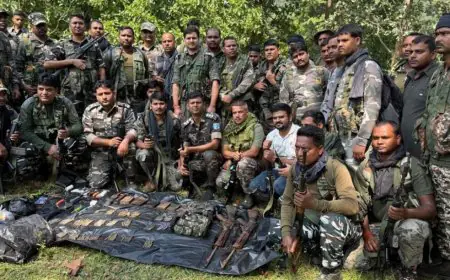 Hazaribagh Success: नक्सली साजिश नाकाम! हजारीबाग-बोकारो सीमा पर पुलिस का बड़ा ऑपरेशन, झाड़ियों में छिपी दो SLR राइफल और 180 जिंदा कारतूस बरामद, लूटे गए हथियारों का खुलासा, एक माह में तीसरी बड़ी सफलता