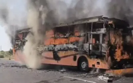 Jaisalmer Tragedy: भीषण हादसा! जैसलमेर-जोधपुर हाइवे पर चलती बस में अचानक लगी आग, 15 से अधिक यात्रियों की जिंदा जलकर मौत की आशंका, 20 घायल अस्पताल पहुंचे, वार म्यूजियम के पास मचा हाहाकार, हादसे के वक्त 57 लोग थे सवार, CM भजनलाल ने दिए उच्चस्तरीय जांच के निर्देश!