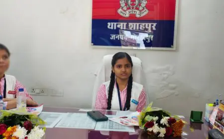 Gorakhpur Empowerment: कंधे पर जिम्मेदारी! गोरखपुर के शाहपुर थाने की एक दिन की 'थाना प्रभारी' बनीं छात्रा अनुष्का यादव, मिशन शक्ति के तहत जनता की शिकायतें सुनीं और निस्तारण के निर्देश दिए, बोलीं- 'पुलिस का काम प्रेरणादायक', नेतृत्व और आत्मविश्वास बढ़ाने की अनोखी पहल!