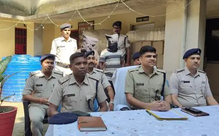 Saraikela Action : सरायकेला में पुलिस ने मारी ऐतिहासिक छापेमारी, 14 लाख रुपये की नकली अंग्रेजी शराब जब्त, 248 पेटियों में था जहर, दो तस्कर दीपक और लुगनी गिरफ्तार, क्या पूछताछ में खुलेगा इस काले कारोबार के पूरे नेटवर्क का राज?