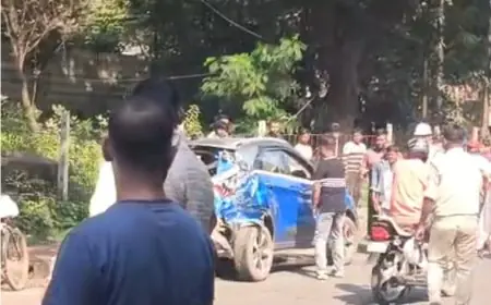 Jamshedpur Accident: अनियंत्रित बस ने कार को रोंदा, कार का पिछला हिस्सा पूरी तरह क्षतिग्रस्त, राहत की बात- कोई हताहत नहीं, जुगसलाई सड़क पर भारी जाम, पुलिस ने जब्त किए दोनों वाहन ।