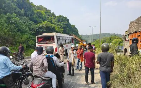 Ramgarh Wreckage : रामगढ़-रांची हाईवे पर यात्री बस और छड़ लदे ट्रेलर की जोरदार भिड़ंत, बस पलटी तो मची चीख-पुकार, ट्रेलर डिवाइडर तोड़कर दूसरी लेन में जा पलटा, दर्जनभर से अधिक यात्री घायल