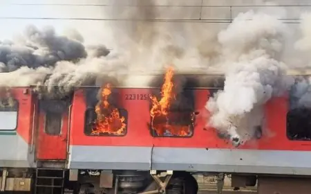 Sirhind Blaze: गरीब रथ एक्सप्रेस के 3 डिब्बों में आग! पंजाब के सरहिंद स्टेशन पर सुबह हुआ बड़ा हादसा, यात्रियों में मचा हड़कंप