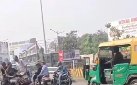 Adityapur Alert: जमशेदपुर में पुलिस को देखकर गलत दिशा से भाग रहा स्कूटी सवार गिरा, हेलमेट के बिना युवक-युवती घायल, गनीमत रही की बड़ी दुर्घटना टली
