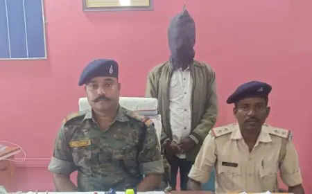 Lohardaga Locked :  कुडू थाना पुलिस ने देशी कट्टा और छह गोलियों के साथ आरोपी को दबोचा, चेटर-जिंगी मार्ग पर क्या थी जसीम पवरियां की खूनी योजना? एसपी की गुप्त सूचना ने कैसे टाल दी बड़ी वारदात?