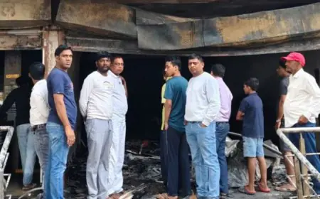 Hazaribagh Horror: लाखों की संपत्ति पलभर में राख! दीपूगढ़ा में पार्क व्यू रेस्टोरेंट और कपड़ा दुकान जलकर खाक, 90 लाख का भारी नुकसान!