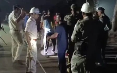 Dhanbad Clashes : कीचड़ उछलने से शुरू हुआ 'कोयला' विवाद, पूर्व पार्षद बनाम राजनीतिक नेता; 3 घंटे सड़क जाम, पुलिस का लाठीचार्ज!