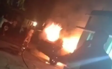 Jamshedpur Blaze: झामुमो नेता की गाड़ी में रात 4 बजे आग! सोए थे घर में, बाहर कार जलकर राख