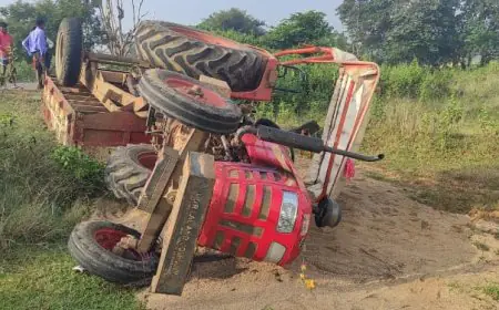 Chakulia Horror: हादसे ने खोली बालू माफिया के 'पाताल' की फ़ाइल! बिना नंबर प्लेट वाला ट्रैक्टर पलटा, प्रखंड कार्यालय से होकर गुजरती है चोरी की राह!