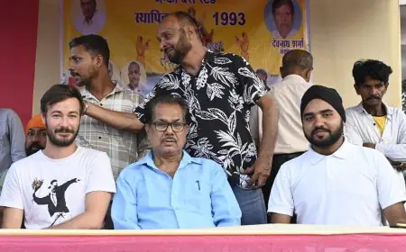 Jamshedpur Miracle: उगते सूरज को अर्घ्य देने जेम्को घाट क्यों पहुँचा ऑस्ट्रेलियाई मेहमान? छठ पूजा के आखिरी क्षणों में सैकड़ों श्रद्धालुओं ने देखा यह अद्भुत नजारा!