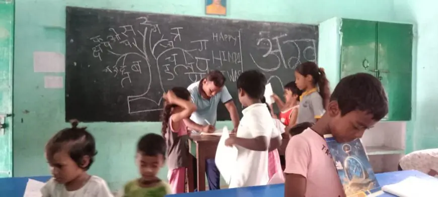 Jamshedpur Education: 'छुट्टी' के दिन भी जल रहा है ज्ञान का दीपक! 120 गरीब बच्चों का भविष्य संवार रहे राम पात्रों