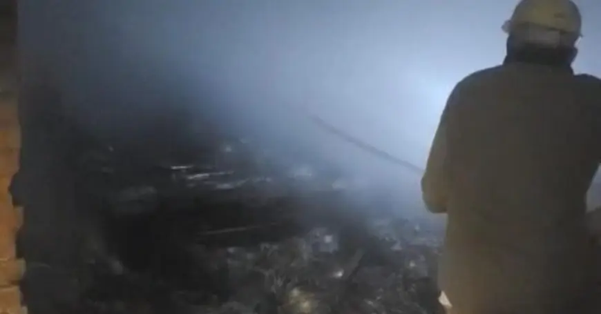 Dhanbad Fire: आकाशीय बिजली से ट्रांसफॉर्मर वर्कशॉप में भीषण आग! हीरापुर थाना के पीछे अफरा-तफरी, 5 दमकल की गाड़ियों ने 2 घंटे में पाया काबू