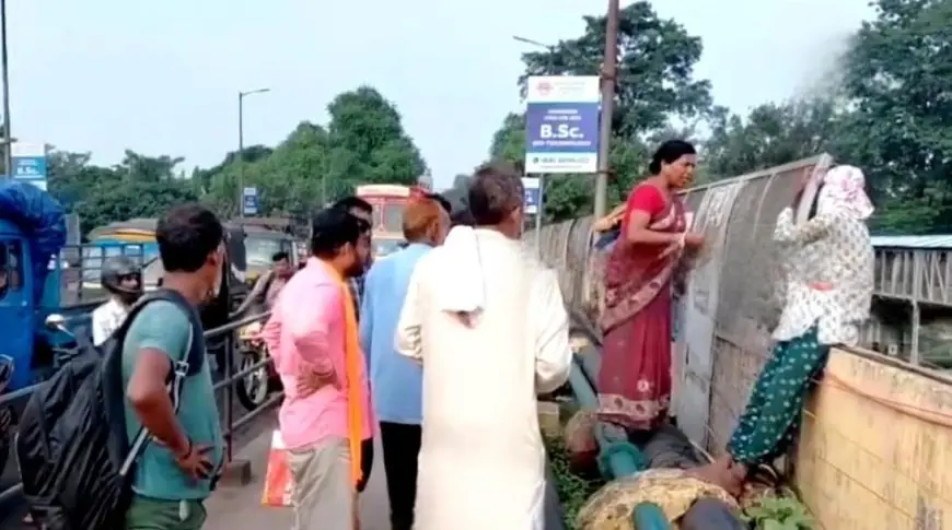 Tatanagar Tension: ओवरब्रिज से छलांग लगाने की कोशिश! टाटानगर स्टेशन पर अफरा-तफरी, राहगीरों ने दौड़कर बचाई महिला की जान, घरेलू विवाद में डूबा जीवन