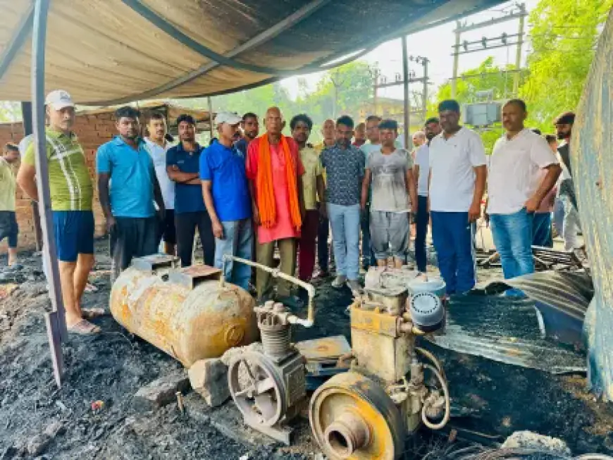Jamshedpur Blaze: बागबेड़ा बाजार में आधी रात लगी भीषण आग! लाल बिल्डिंग के पास 6 दुकानें राख, ग्रामीणों ने की काबू पाने की कोशिश, विधायक संजीव सरदार ने दिया मुआवजे का आश्वासन