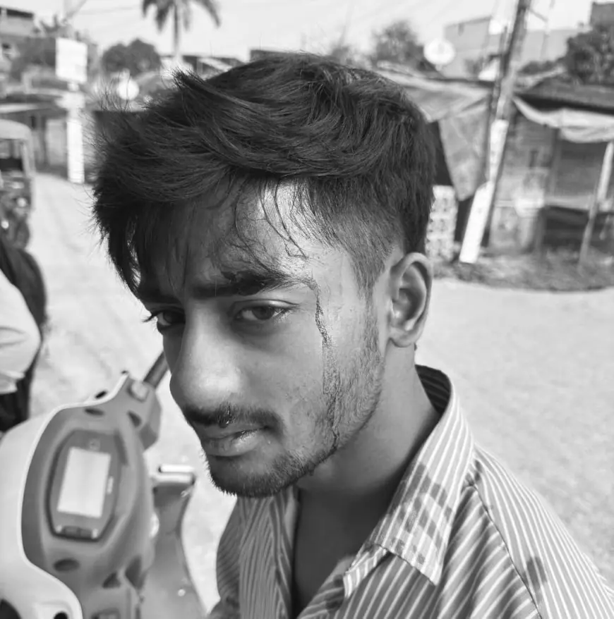 Saraikela Shocker: कॉलेज में खून खराबा! कपाली के पॉलिटेक्निक कॉलेज में विवाद, कीरिंग वाले चाकू से छात्र पर जानलेवा हमला, परीक्षा के बाद दहशत