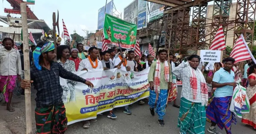 Jamshedpur Battle: कुड़मी मांग के खिलाफ आदिवासी समाज का विशाल प्रदर्शन, डीसी ऑफिस का घेराव, पारंपरिक हथियारों से संसद को सीधा संदेश
