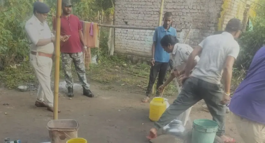 West Singhbhum Strike : सारंडा के जंगलों में झारखंड-ओडिशा की संयुक्त छापेमारी, 8000 किलो जावा महुआ और 900 लीटर शराब नष्ट, तस्करों में दहशत