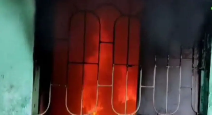 Dhanbad Blaze: मंदिर में भयंकर आग! झरिया के सैकड़ों साल पुराने मां मंगल चंडी मंदिर पर कहर, बजरंगबली और शिव मंदिर को नुकसान, 2 लाख से अधिक का नुकसान