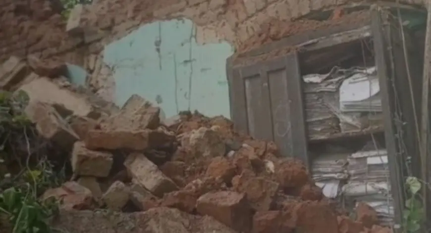 Dhanbad Collapse : झरिया का मुख्य पोस्ट ऑफिस भरभराकर गिरा, सुबह हादसा होने से टला बड़ा हादसा, महत्वपूर्ण दस्तावेज दबे, स्थानीय लोगों में भारी आक्रोश