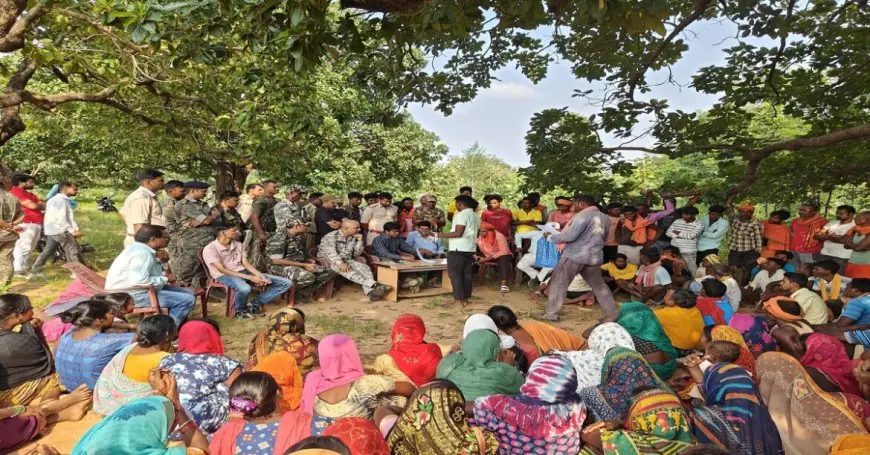 Garhwa Agitation: वन अधिकारियों को बनाया बंधक! गढ़वा के केवाल दामर गांव में विस्थापितों का खौफनाक विरोध, डीएफओ-रेंजर को 3 किमी पैदल चलाकर खेल मैदान तक ले गए, मुआवजे को लेकर ग्रामीणों का बढ़ता आक्रोश, बड़ी संख्या में पुलिस पहुंची मौके पर!