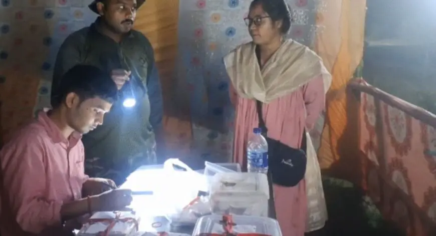 Ghatshila Seizure: जब्त हुए 12 लाख! घाटशिला उपचुनाव से पहले ओडिशा सीमा पर पुलिस की बड़ी कार्रवाई, रसूनचोपा चेक पोस्ट पर वाहनों से सवा बारह लाख की नकदी बरामद, सुनीता सेवइया नामक महिला से मिले सबसे ज्यादा 6.80 लाख रुपये, चुनाव में 'धन बल' पर प्रशासन की सख्त निगरानी!
