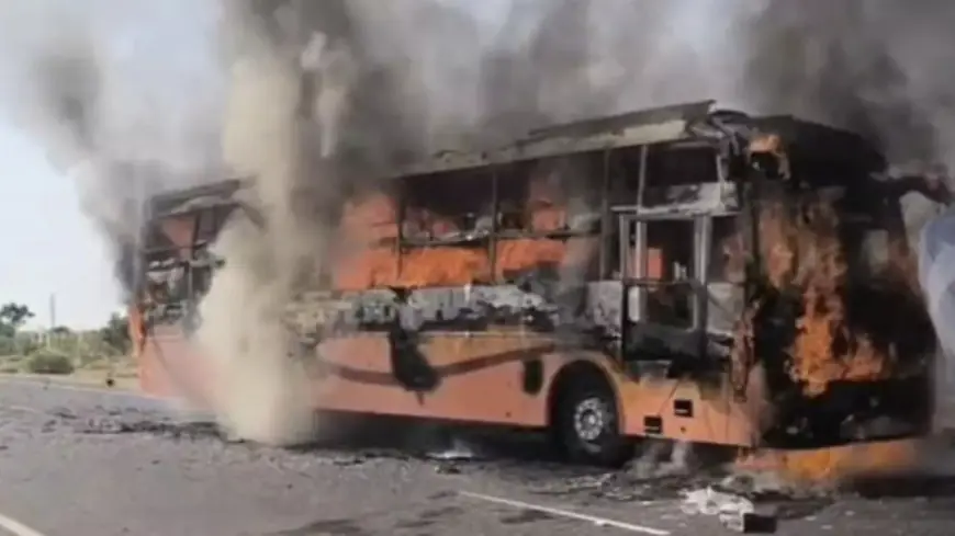 Jaisalmer Tragedy: भीषण हादसा! जैसलमेर-जोधपुर हाइवे पर चलती बस में अचानक लगी आग, 15 से अधिक यात्रियों की जिंदा जलकर मौत की आशंका, 20 घायल अस्पताल पहुंचे, वार म्यूजियम के पास मचा हाहाकार, हादसे के वक्त 57 लोग थे सवार, CM भजनलाल ने दिए उच्चस्तरीय जांच के निर्देश!