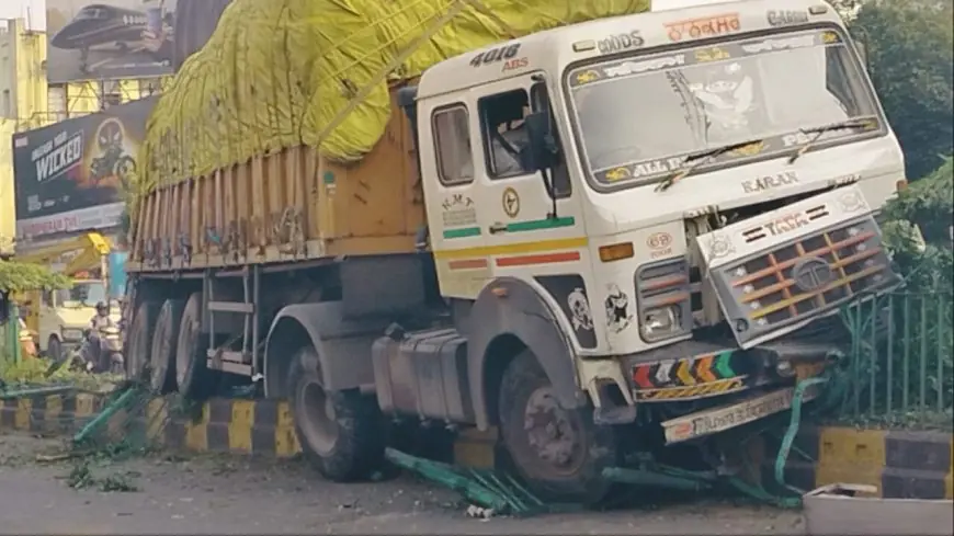 Jamshedpur Accident: बेकाबू टक्कर! बिस्टुपुर मुख्य सड़क पर नटराज के सामने तेज रफ्तार ट्रेलर ने तोड़ा डिवाइडर, जोरदार हादसे से मचा हड़कंप, चालक ने ब्रेक फेल होने की बात कही, रात 11 बजे हुई घटना, हादसे में कोई हताहत नहीं, मगर सड़क पर लंबी कतारें लगने से परेशानी!