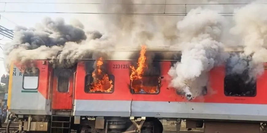 Sirhind Blaze: गरीब रथ एक्सप्रेस के 3 डिब्बों में आग! पंजाब के सरहिंद स्टेशन पर सुबह हुआ बड़ा हादसा, यात्रियों में मचा हड़कंप