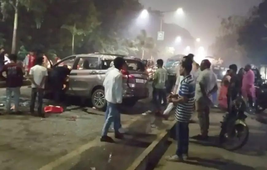 Jugsalai Crash: दुखों मार्केट के पास तेज रफ्तार कार डिवाइडर से जा टकराई, भीषण हादसा होने से टला, कार के आगे का हिस्सा पूरी तरह क्षतिग्रस्त