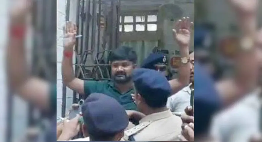 Sasaram Shocker : नामांकन के बाद तुरंत गिरफ्तारी! RJD उम्मीदवार सत्येंद्र साह को सासाराम अनुमंडल कार्यालय से झारखंड पुलिस ने दबोचा, क्या था 2004 के बैंक लूट मामले का राज?