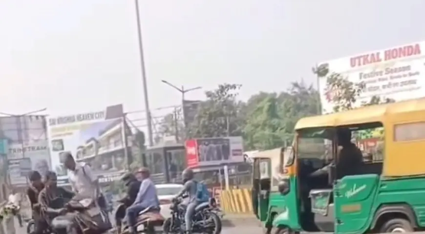 Adityapur Alert: जमशेदपुर में पुलिस को देखकर गलत दिशा से भाग रहा स्कूटी सवार गिरा, हेलमेट के बिना युवक-युवती घायल, गनीमत रही की बड़ी दुर्घटना टली