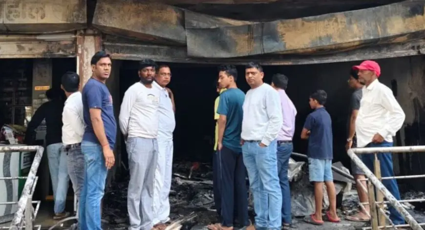 Hazaribagh Horror: लाखों की संपत्ति पलभर में राख! दीपूगढ़ा में पार्क व्यू रेस्टोरेंट और कपड़ा दुकान जलकर खाक, 90 लाख का भारी नुकसान!