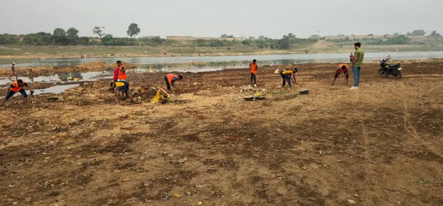 Jamshedpur Zeal: शौचालय, कालीनों और सीसीटीवी से घाट को बनाया जा रहा सबसे सुविधाजनक, नदी में मिलने वाले नालों को मोड़ने की सबसे बड़ी चुनौती से कैसे निपट रही समिति?