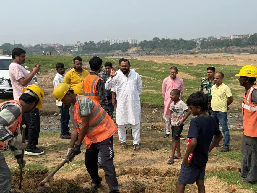 Jamshedpur Chath Ghat Cleaning : जमशेदपुर पूर्वी में कांग्रेस नेताओं ने सफाई व्यवस्था का किया औचक निरीक्षण! JNAC के अधिकारियों को क्यों पड़ी फटकार?